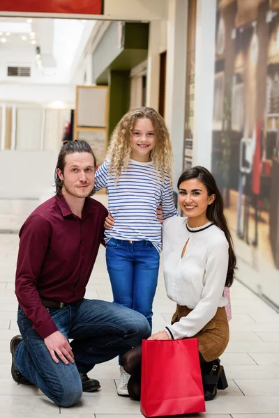 Gelukkig gezin in winkelcentrum — Stockfoto