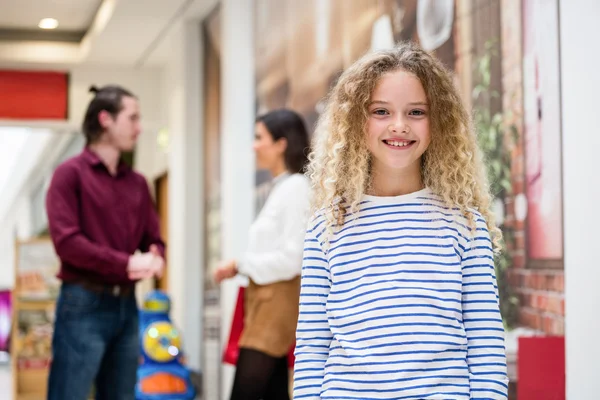 Alışveriş merkezinde mutlu kız — Stok fotoğraf