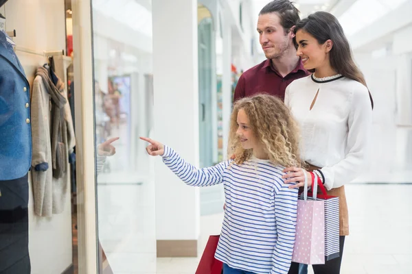 Kijkend naar de kleding en gelukkige familie — Stockfoto