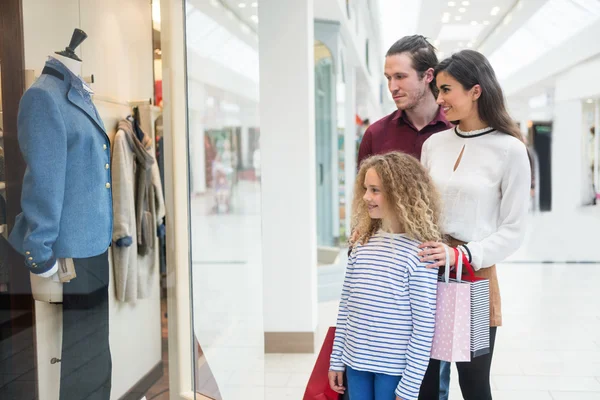 Famiglia felice guardando abbigliamento — Foto Stock