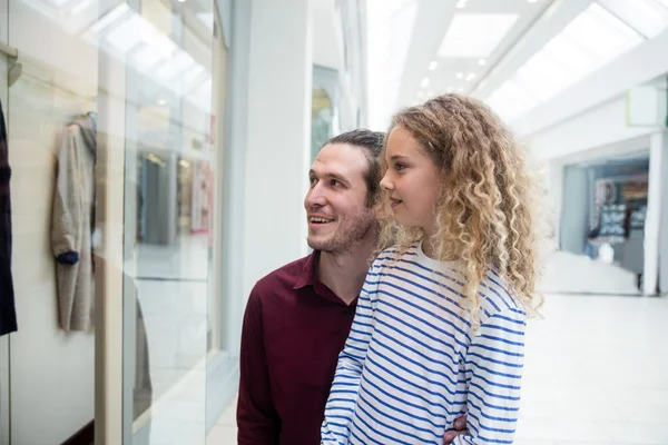 Gelukkig vader en dochter op zoek naar kleding — Stockfoto