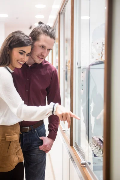 Couple regardant l'affichage tout en faisant du shopping — Photo