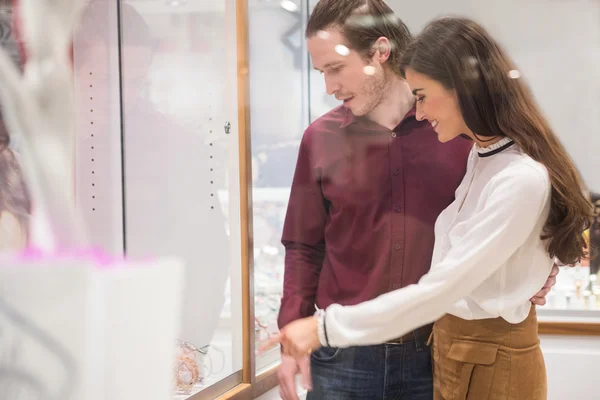 Casal de compras na joalharia — Fotografia de Stock