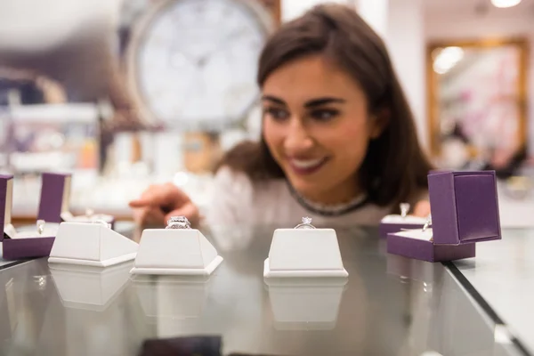 Gelukkige vrouw selecteren een vinger ring — Stockfoto