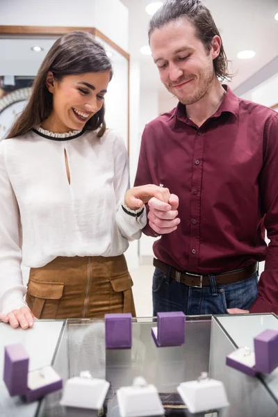 Casal selecionando um anel de dedo — Fotografia de Stock