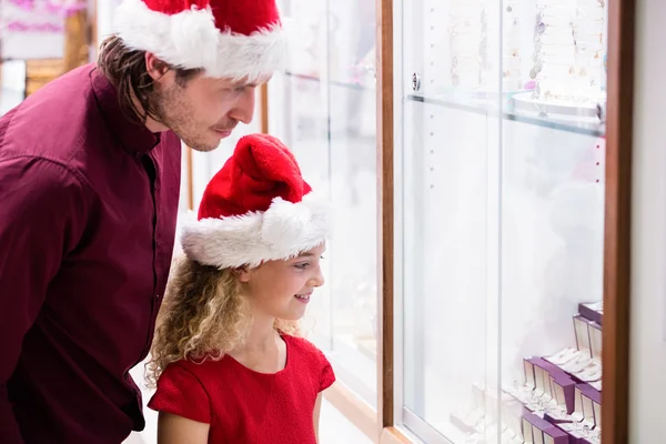 Padre e hija mirando la exhibición de joyas —  Fotos de Stock