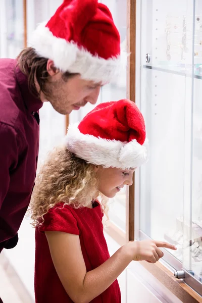 Père et fille regardant l'affichage — Photo