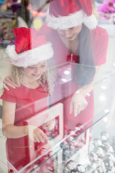 クリスマスの服装見てで母と娘 — ストック写真