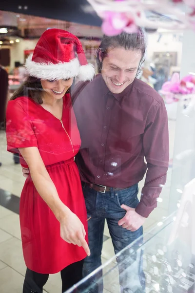 Pareja en traje de Navidad mirando a la pantalla — Foto de Stock