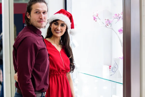 Pareja en traje de Navidad de pie —  Fotos de Stock