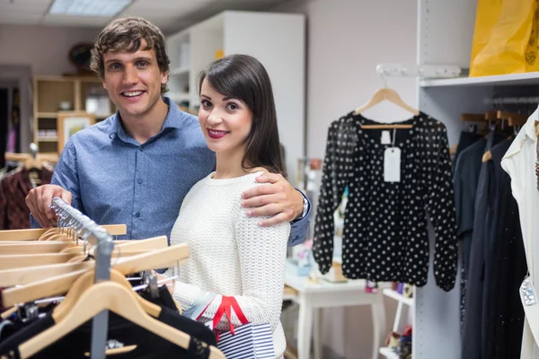Пара выбирает платье во время шопинга — стоковое фото