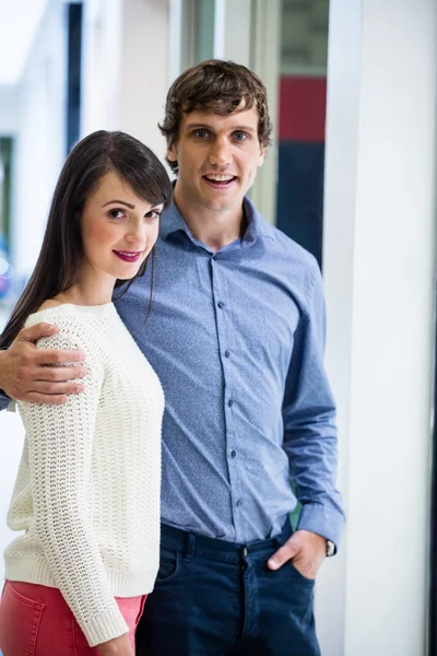 Pareja de pie frente a la tienda —  Fotos de Stock