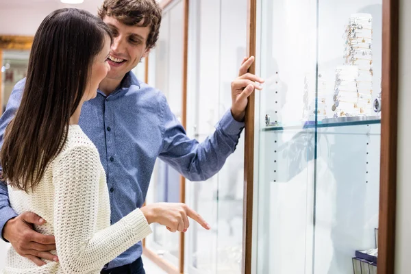 Paar winkelen in juwelier shop — Stockfoto