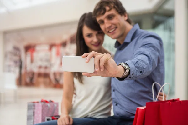 Casal tirando uma selfie no shopping — Fotografia de Stock