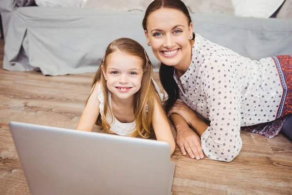 Mother and daughter with laptop — Stock Photo, Image