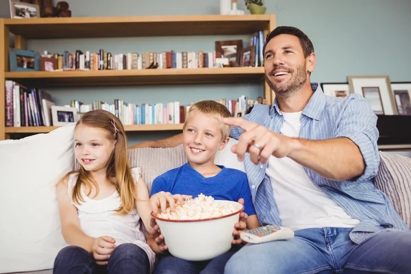 Felice famiglia guardando la televisione — Foto Stock