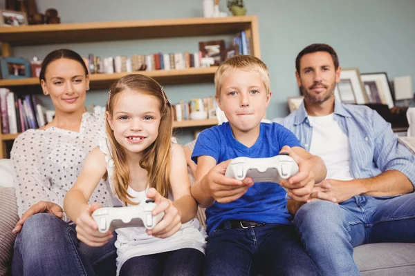 Uśmiechający się rodzeństwo, grając w gry wideo — Zdjęcie stockowe