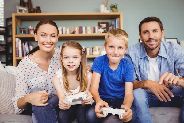 Bambini sorridenti che giocano — Foto Stock