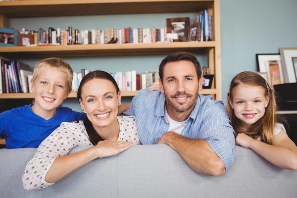 Famille souriante au canapé — Photo