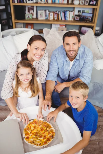 Portrét rodiny s pizzou — Stock fotografie
