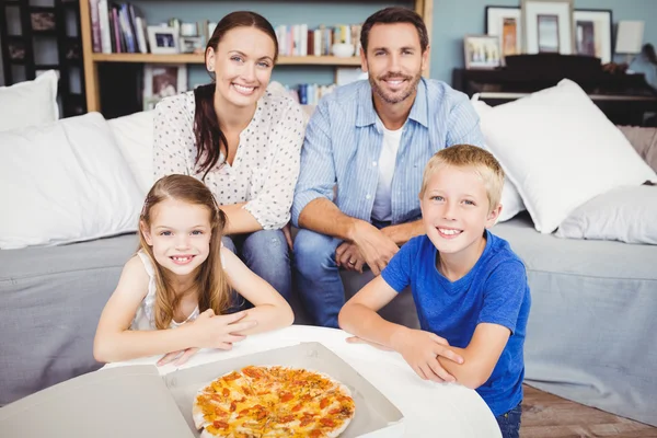 Pizza ile gülümseyen aile — Stok fotoğraf