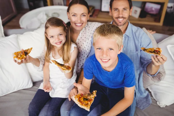 Familie hält Pizza-Scheiben in der Hand — Stockfoto