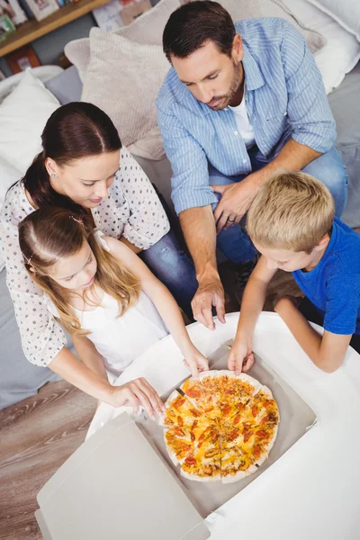 Amily pizza segmenten te nemen — Stockfoto