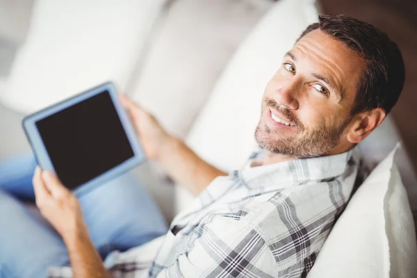 Homem segurando tablet digital — Fotografia de Stock