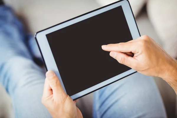 Homem usando tablet digital — Fotografia de Stock