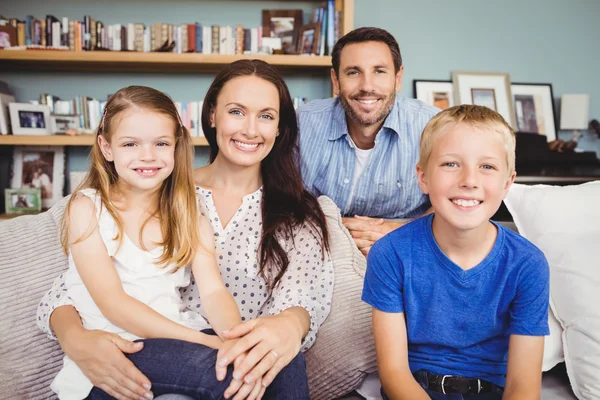Heerful familie thuis — Stockfoto