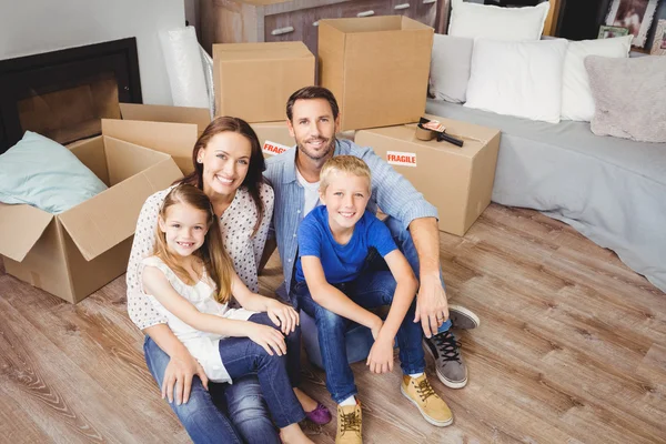 Família com caixas de papelão — Fotografia de Stock