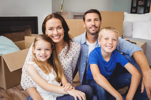 Familj med pappkartonger — Stockfoto