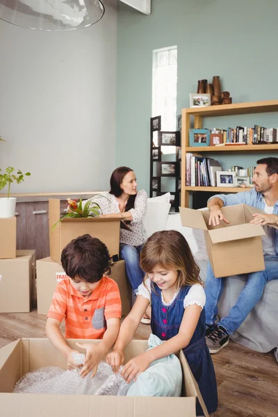 Familjen uppackning pappkartonger — Stockfoto