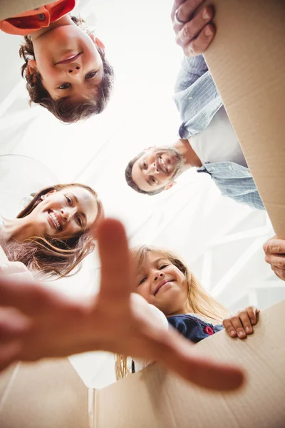 Família feliz com boxe de papelão — Fotografia de Stock