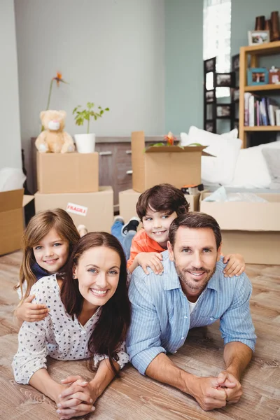 Familjen ligger på trägolv — Stockfoto