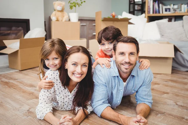 Familjen ligger på trägolv — Stockfoto