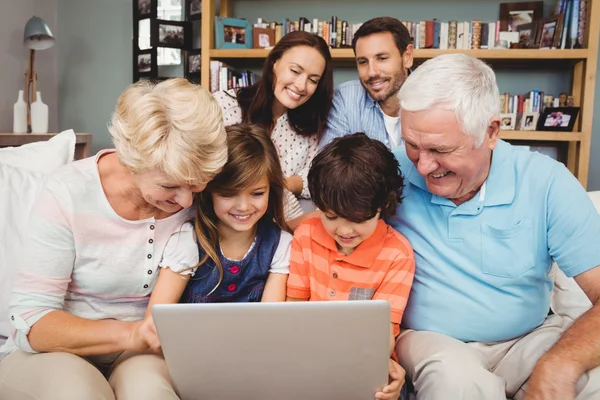 Crianças e avós usando laptop — Fotografia de Stock