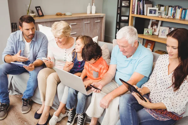 Familj med mor-och farföräldrar med teknik — Stockfoto