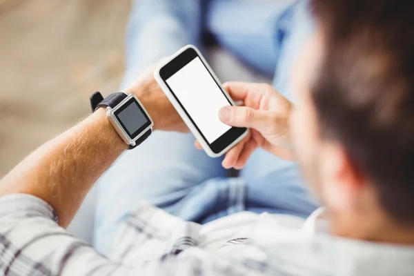 Hombre con reloj inteligente —  Fotos de Stock