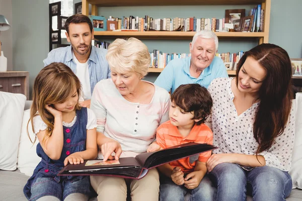 Familie mit Großeltern mit Fotoalbum — Stockfoto