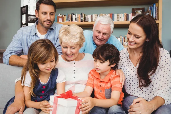 Hediye kutusu ile mutlu bir aile — Stok fotoğraf