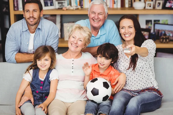 Aile izlerken futbol maçı — Stok fotoğraf