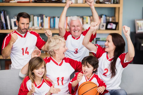 Grootouders kijken naar basketbal wedstrijd — Stockfoto