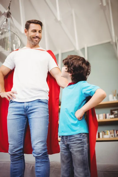 Vader en zoon in superheld kostuums — Stockfoto