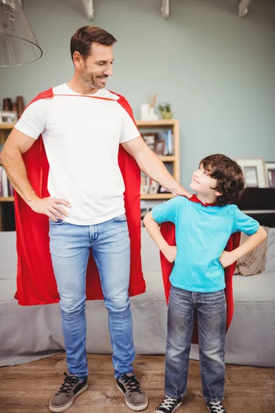 Щасливий батько і син в костюмах супергероїв — стокове фото