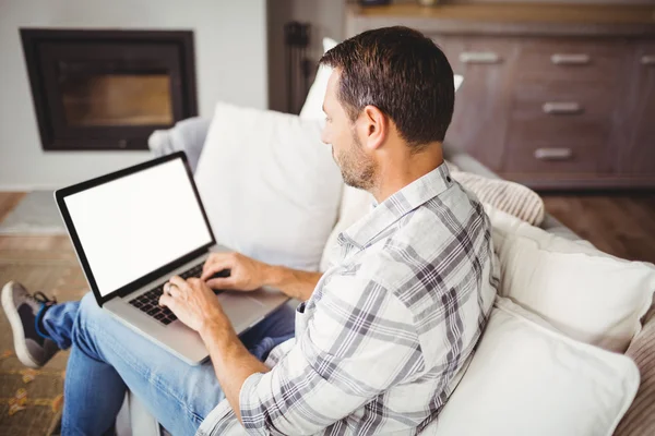 Mann arbeitet am Laptop — Stockfoto