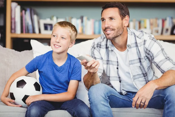 Lächelnder Vater und Sohn beim Fußballgucken — Stockfoto