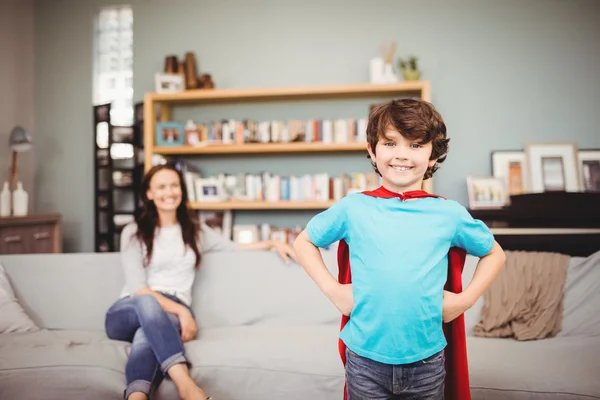 Menino vestindo traje de super-herói — Fotografia de Stock