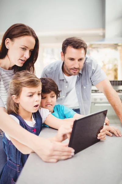 Famille utilisant une tablette numérique — Photo