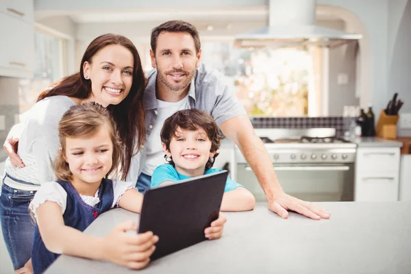 Familj som använder digital surfplatta — Stockfoto